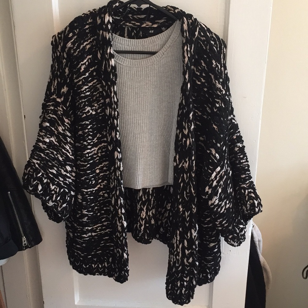 Chunky crocheted sweater. H&M M/L. Black & cream.